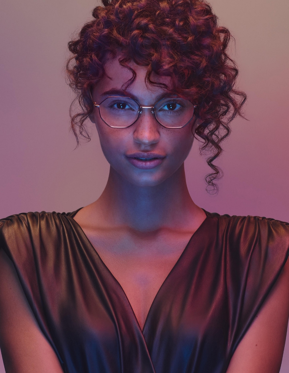 Frau mit Brille blickt direkt in die Kamera. 